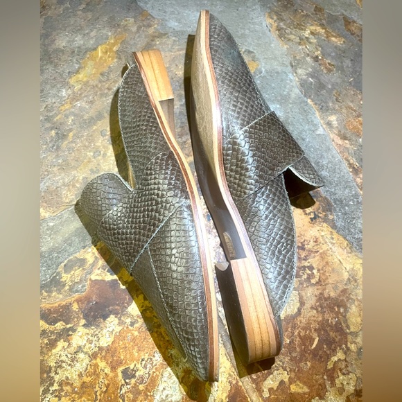 Free People Women’s Snakeskin Loafer Mules size 40 - Picture 3 of 8